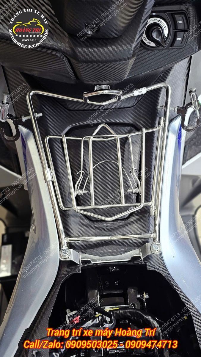 Baga giữa NVX V3 nhìn từ trên xuống. Khung inox chắc chắn, có thiết kế 2 vị trí lắp móc treo 2 bên