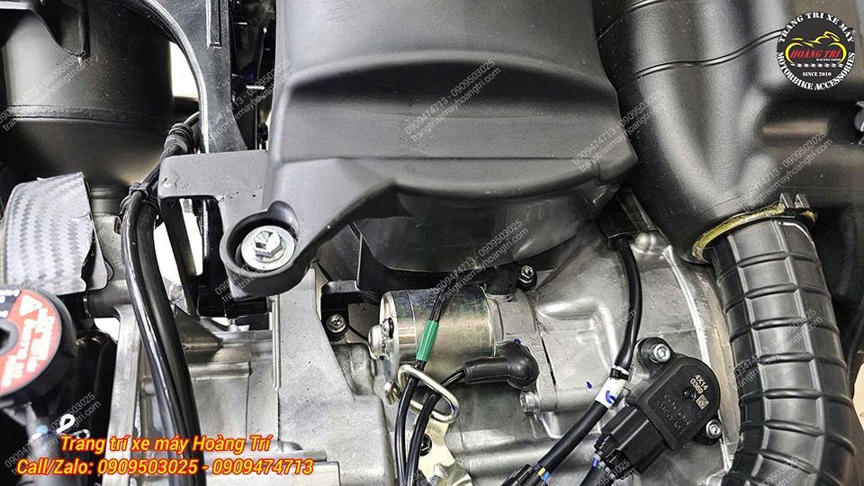Cận cảnh khu vực động cơ dưới yên. Dây điện, cảm biến và các chi tiết máy được bố trí gọn gàng