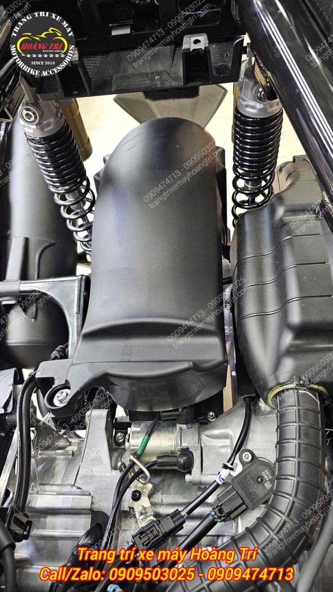 Hộp gió và lò xo phuộc sau của NVX V3. Thiết kế kiểu dáng đơn giản đủ cho nhu cầu cơ bản hàng ngày