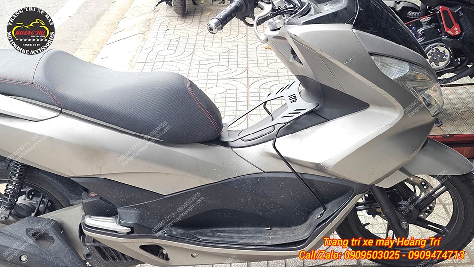 Tổng thể baga giữa HTR sau khi lên PCX, giúp anh em để đồ mà không lo trầy xước nắp bình xăng xe