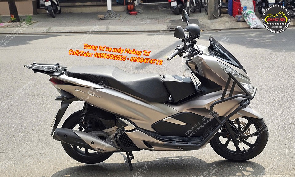 Tổng thể PCX 2018 trở nên nổi bật hơn nhờ phụ kiện đồ chơi được lắp tại shop