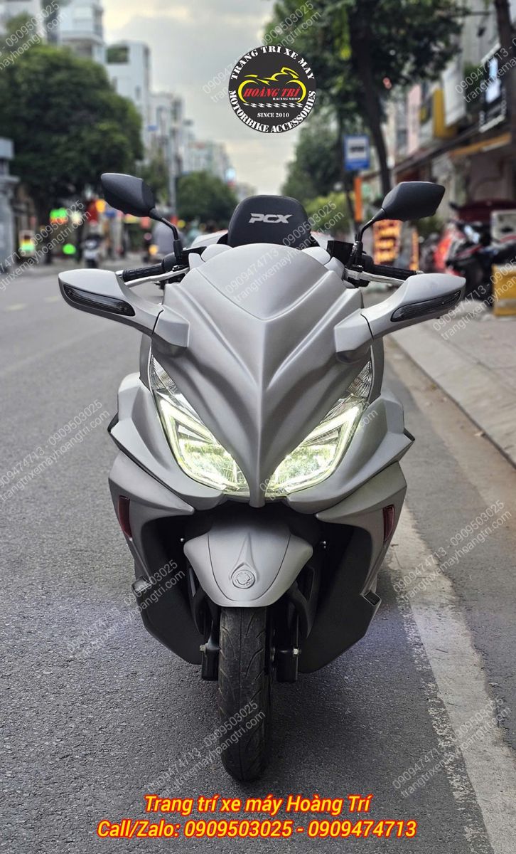 Góc trực diện với vẻ ngoài Goldwing sang trọng và cụm đèn pha khác hoàn toàn