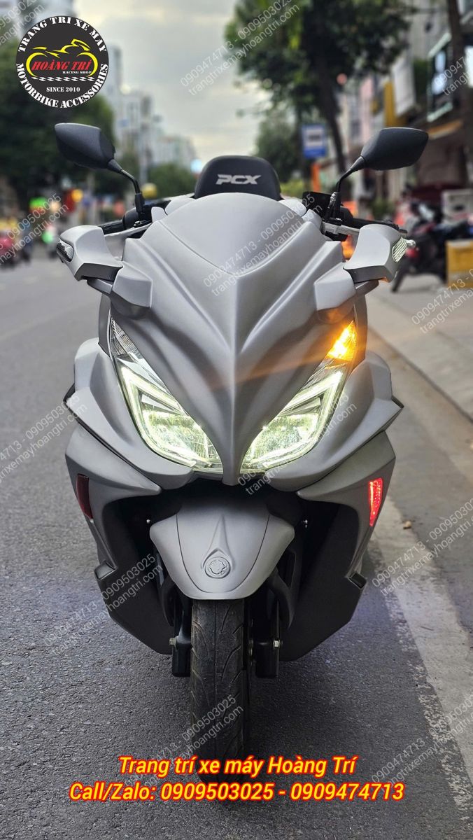 Với 2 vị trí xi nhan cho phiên bản Goldwing PCX 2014 này