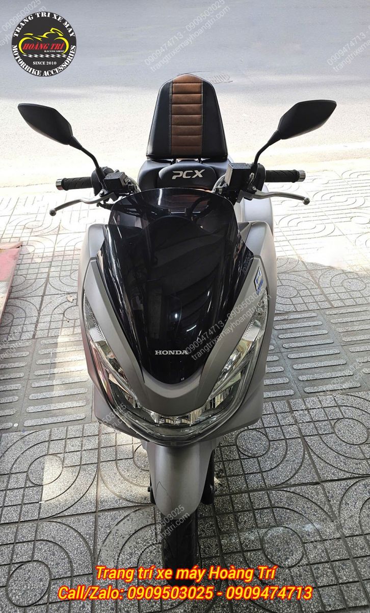 Góc trực diện của xe với cụm đèn pha, chiếc kính chắn gió chuẩn nguyên bản