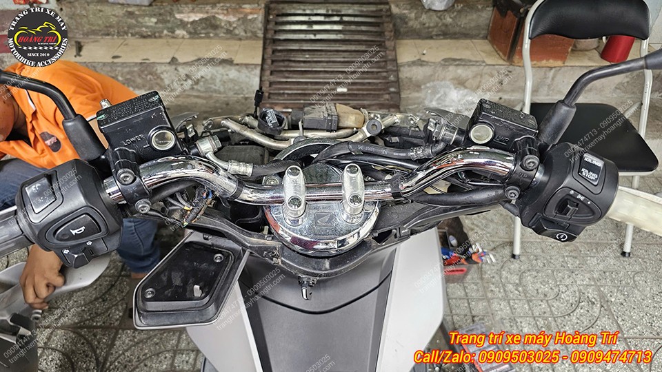 Cận cảnh ghi đông của chiếc PCX 2014 trước khi lắp ốp ghi đông cho xe