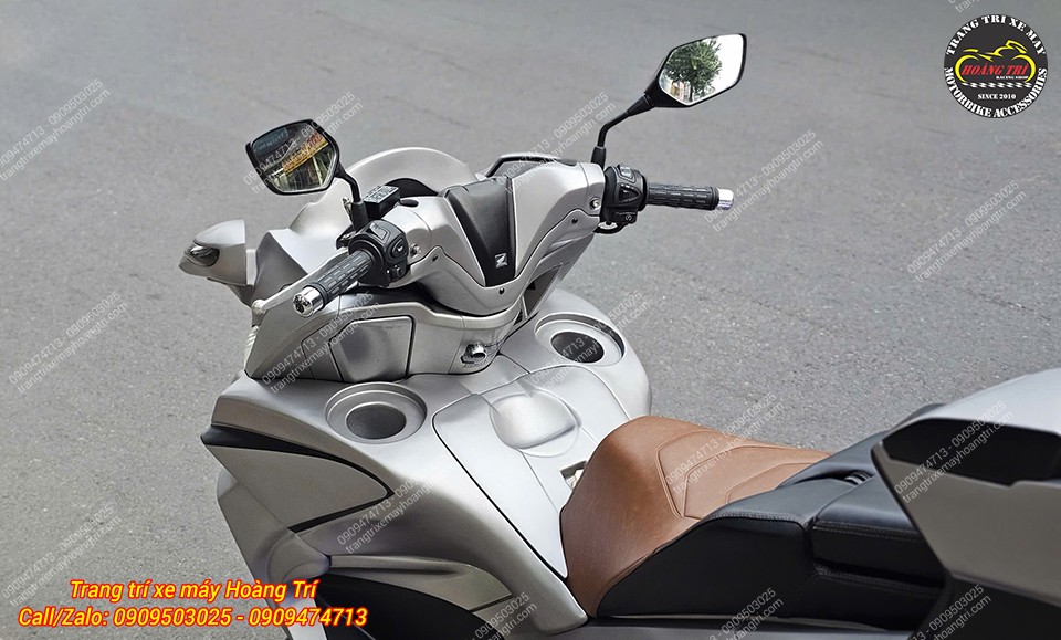 Full body kit Goldwing ở góc view 2 bên sườn trước của xe với 2 vị trí đặt chai nước