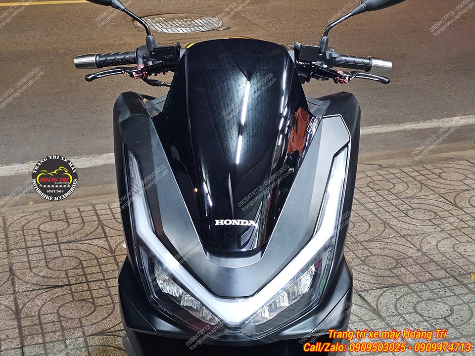 View trực diện của xe PCX 160 với cặp gù tay lái chống rung inox làm điểm thu hút