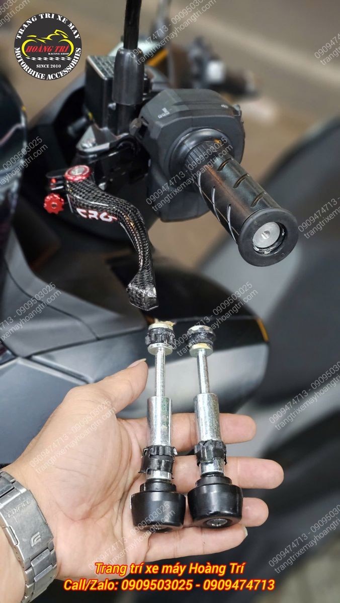 Trên tay bộ cốt gù tay lái của xe PCX 160 đã được tháo rời