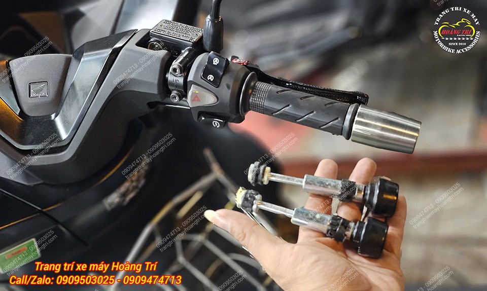 Bên tay cốt gù tay lái là gù inox chống rung dài và nổi bật cho xe PCX 160