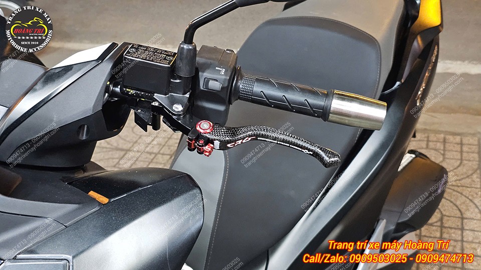 Anh khách còn trang bị cùng với tay thắng CRG carbon mang đến cùm tay lái độc đáo