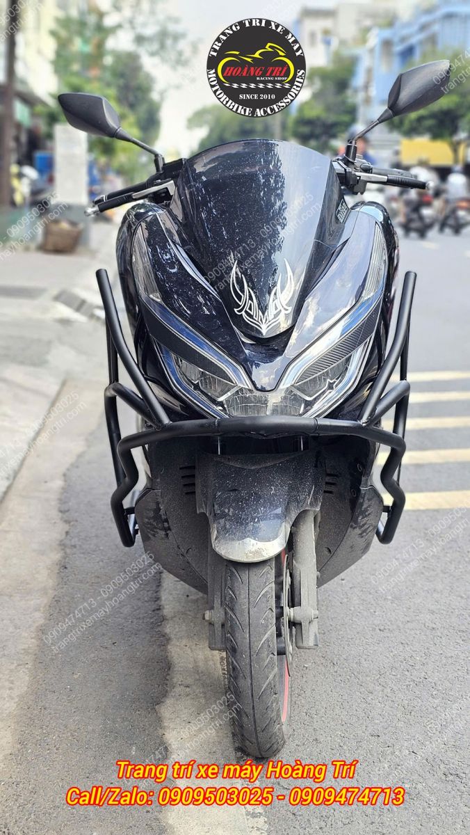 Bộ khung được gắn cố định ở vị trí trung tâm giữa hai thanh của khung bảo vệ HTR