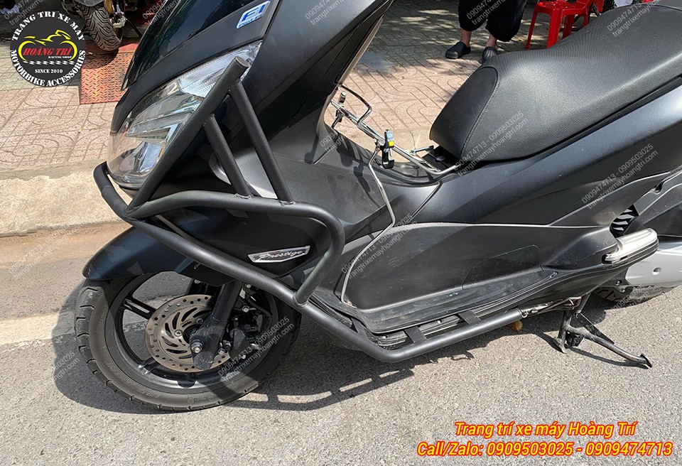 Bộ khung chống đổ ống lớn ôm sát sườn xe PCX, tạo phong cách mạnh mẽ và tăng độ hầm hố cho ngoại hình