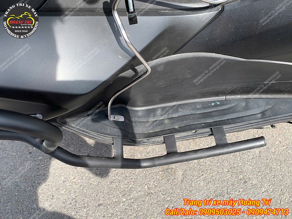 Khung chống đổ HTR được lắp sát phần sàn PCX, bám chặt giúp bảo vệ khu vực bên hông xe hiệu quả