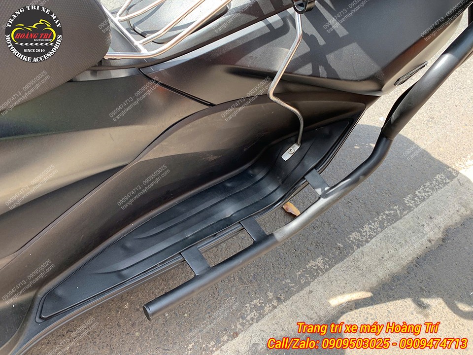 Khung chống đổ phía bên phải PCX ôm thân xe gọn gàng, tăng độ an toàn khi sử dụng hằng ngày