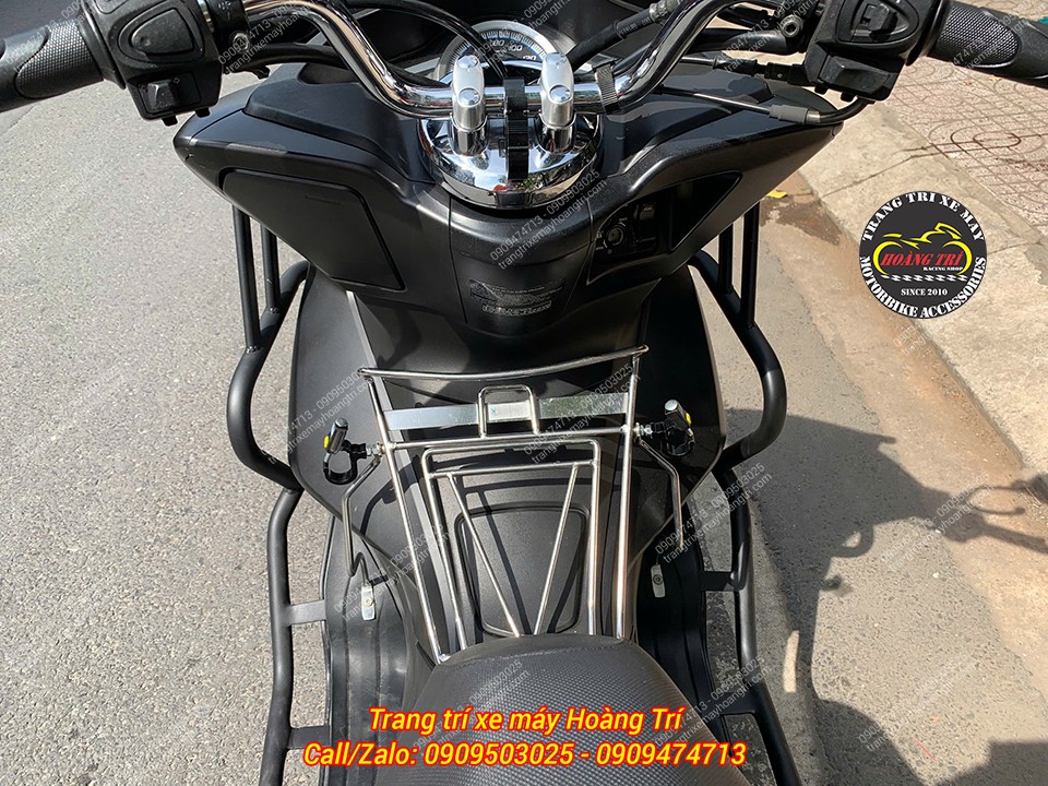 Nhìn từ trên xuống anh khách trang bị khung HTR cùng baga inox không gây vướng hay cạ cấn với nhau