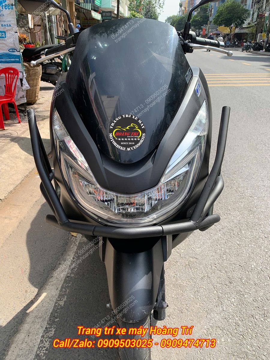 Khung chống đổ HTR che phủ toàn bộ đầu xe PCX, bảo vệ mặt nạ và đèn pha trong trường hợp va chạm