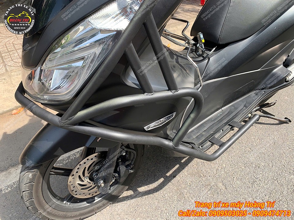 Khung chống đổ ôm gọn phần hông trước PCX, bao quanh đèn demi và mặt nạ chắc chắn, đảm bảo thẩm mỹ