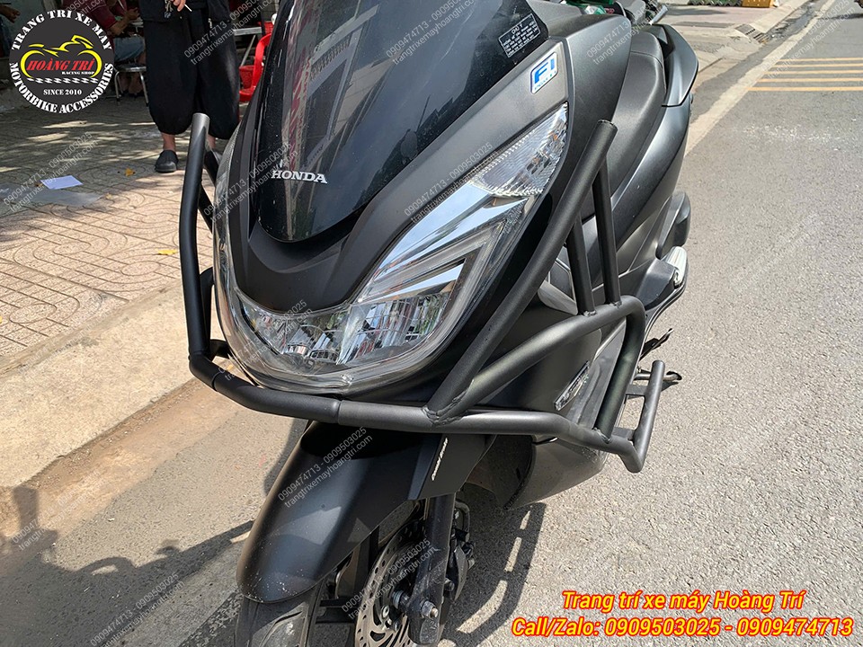 Hình ảnh cận cảnh đầu xe sau khi gắn khung HTR, thể hiện sự cứng cáp và khả năng chống ngã tối ưu