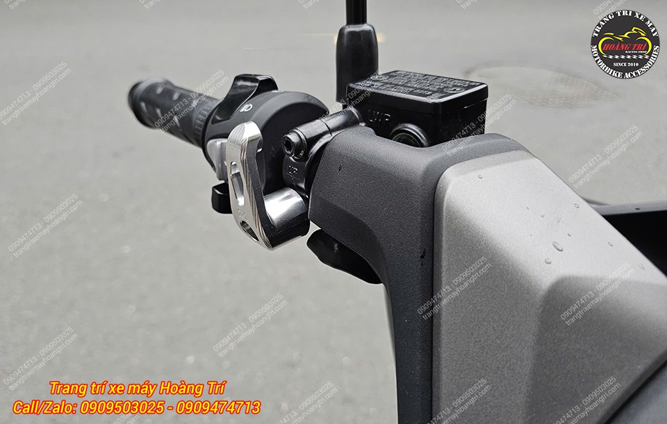 Chi tiết hoàn thiện sắc sảo với màu bạc sang trọng, tạo điểm nhấn nổi bật cho phần đầu của xe