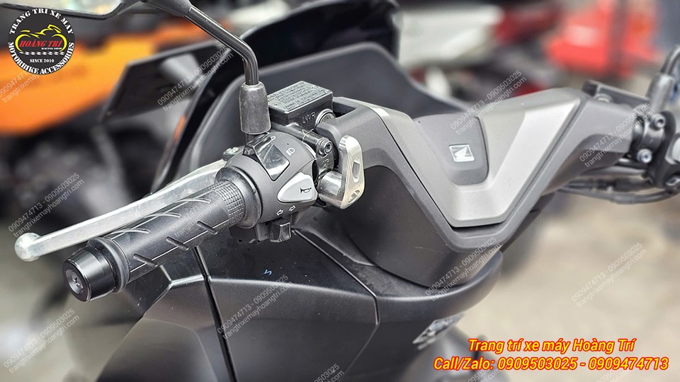 Thiết kế ôm sát vào phần nhựa, vừa đảm bảo tính thẩm mỹ vừa thuận tiện cho việc móc túi treo