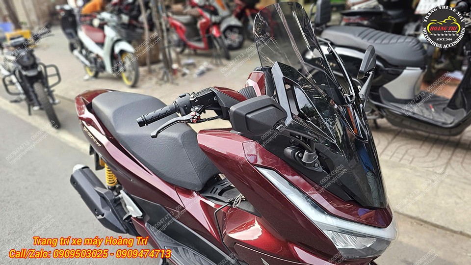 Anh khách còn trang bị kính chắn gió Forza 300 NCL cho xe