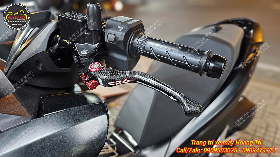 Thêm các đường vân carbon tinh tế làm cho tay thắng có phần thu hút