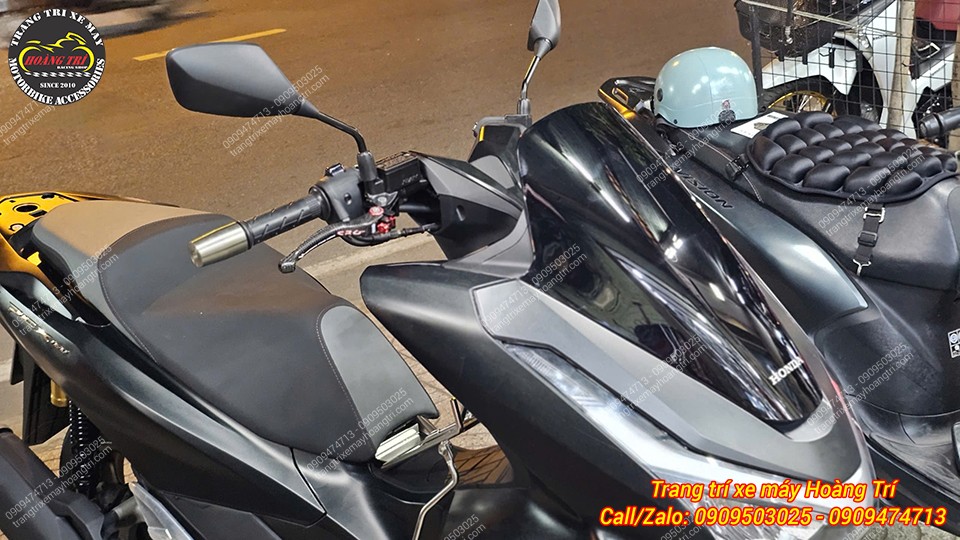 Kiểu dáng không quá thay đổi nhưng nhìn từ xa điểm thu hút chính là cặp tay thắng CRG carbon