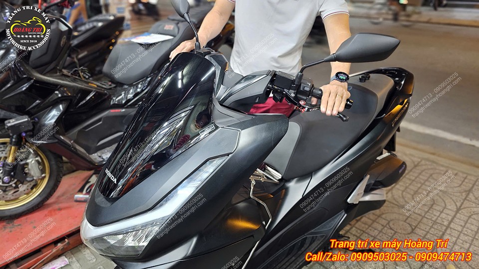 Anh khách trải nghiệm phụ kiện mới vừa lắp cho xế cưng của mình