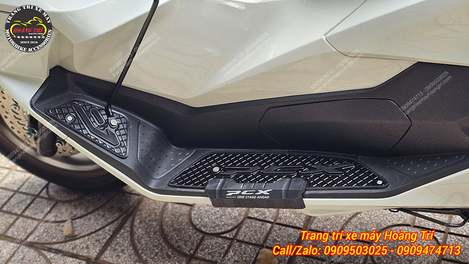Thảm để chân nhôm CNC tông đen được lắp cho PCX 160 màu trắng