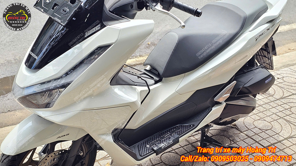 Thiết kế thông minh, không ảnh hưởng việc đổ xăng và vẫn để chân thoải mái