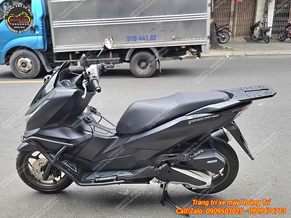 Chiếc PCX 160 vừa được trang bị ốp cản sau nhôm đúc nguyên khối
