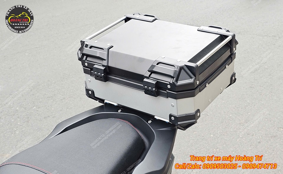 Anh khách còn chọn thêm thùng sau FRX dung tích 25 lít nhỏ gọn