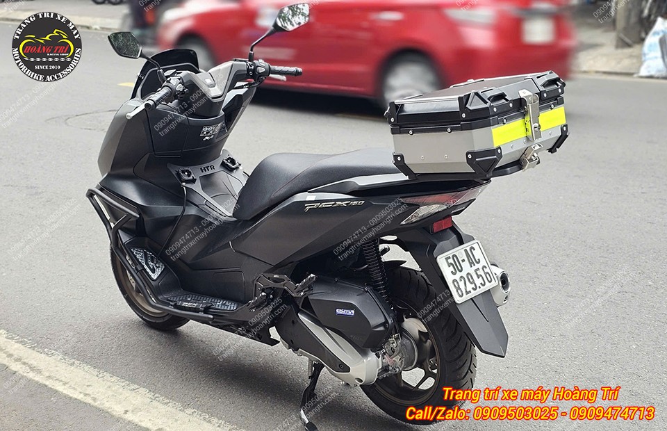 Tuy dung tích nhỏ nhưng thùng nhôm cho cảm giác chắc chắn và cao cấp