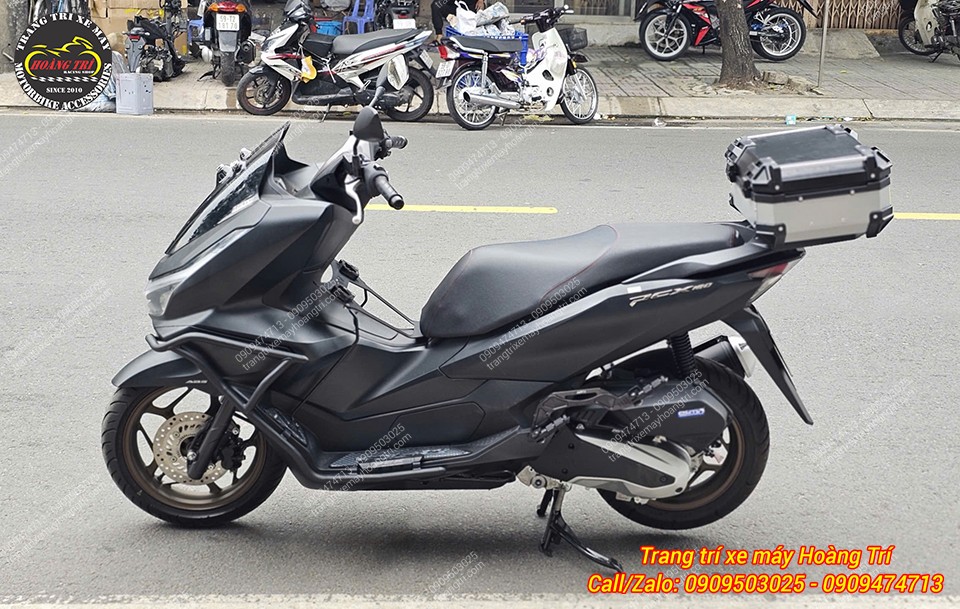 Sự kết hợp giữa ốp cản sau nhôm đúc và thùng FRX 25 lít tạo điểm nhấn hoàn hảo