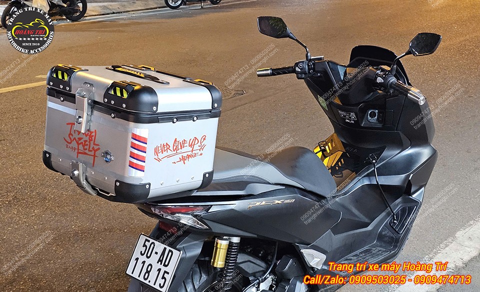 Chất liệu nhôm của thùng mang lại ngoại hình cứng cáp và hiện đại