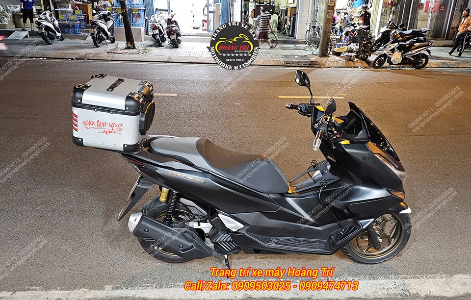 Dung tích 40 lít giúp chứa được 2 nón bảo hiểm cùng một số vật dụng cá nhân