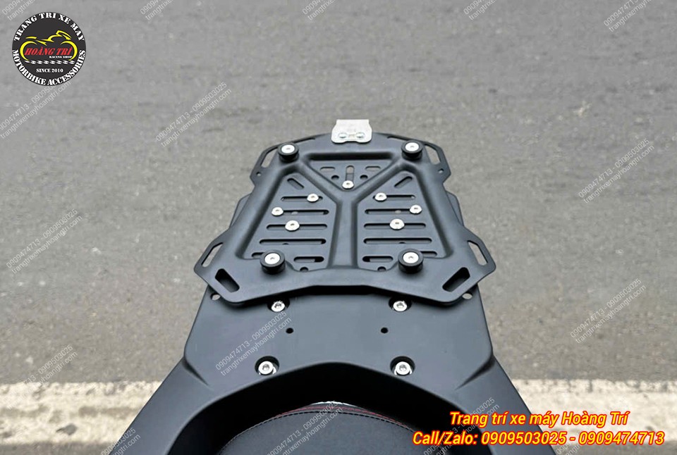 Anh khách lắp ốp cản sau nhôm đúc để hỗ trợ việc gắn thùng sau