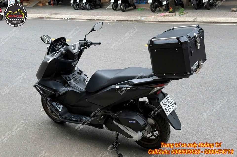 Kiểu dáng thể thao cá tính khi kết hợp ốp cản sau nhôm đúc cùng thùng sau MotoFace 48 lít