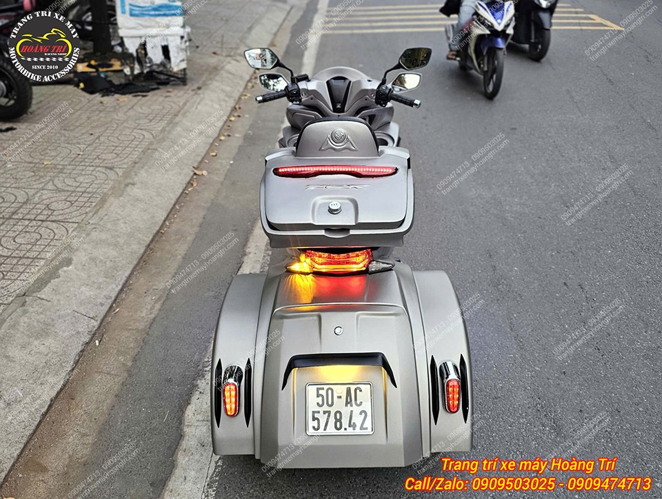 Với chiếc thùng sau mang đến thêm nhiều tiện ích về không gian chứa đồ cho xe