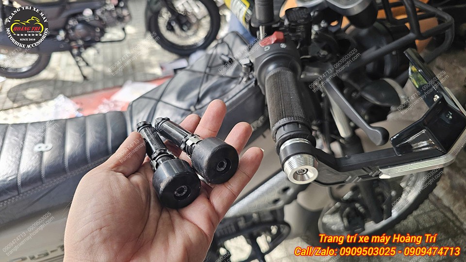 Trên tay là bộ cốt gù ghi đông cần tháo ra để gắn bộ bảo vệ tay lái cho PG-1