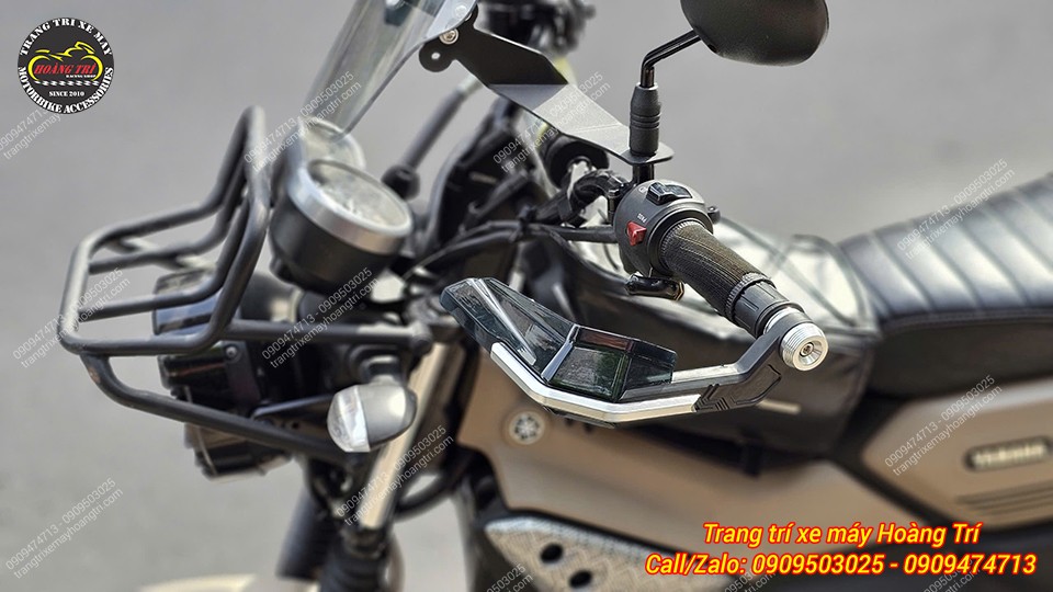 Anh khách chọn phiên bản bảo vệ tay lái màu đen đồng bộ với màu xe PG-1