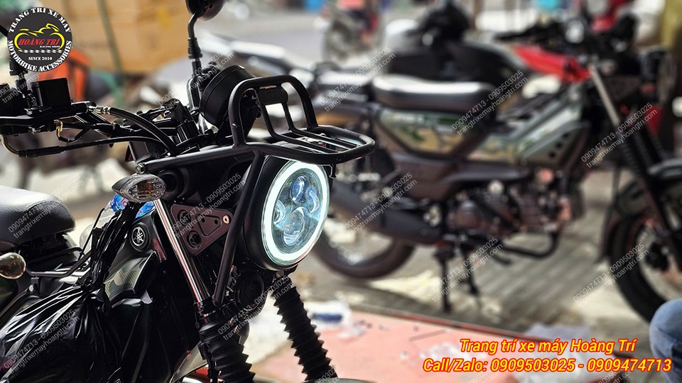 Anh khách còn gắn thêm baga đầu đèn để bảo vệ và tăng điểm nhấn cho phần đầu