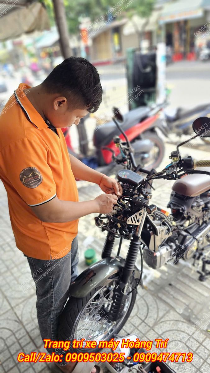 Nhân viên đang tiến hành thay mới cụm đồng hồ cho xe PG-1