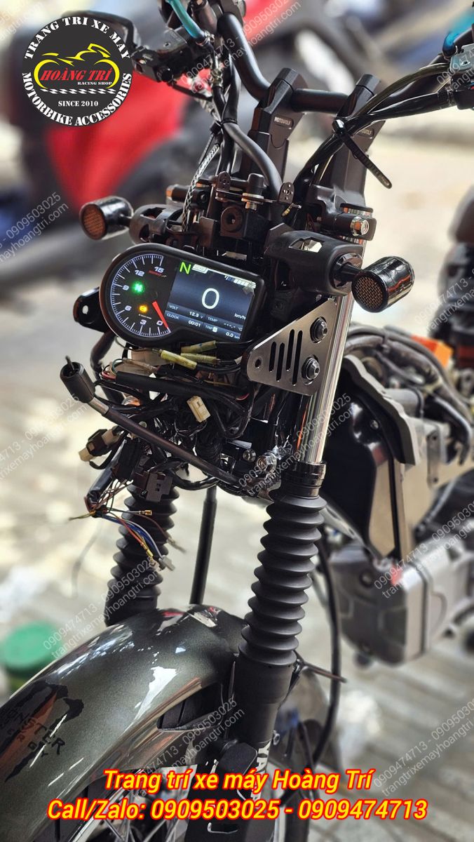 Chiếc đồng hồ được chọn là mẫu Koso RX3 hiện đại