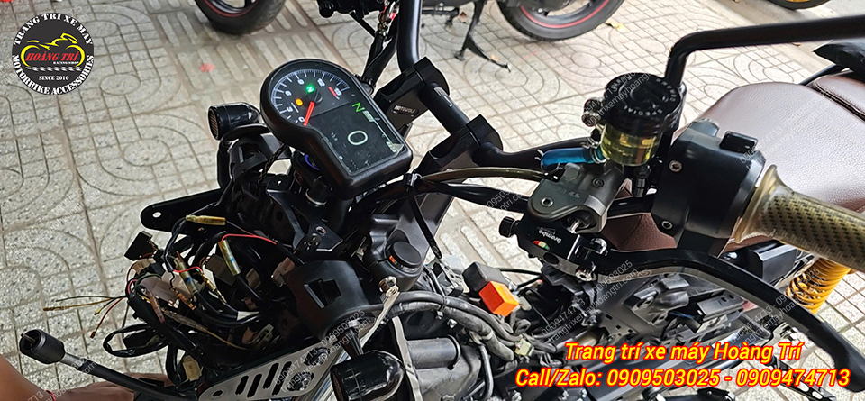 Sản phẩm đang được lắp đặt, sau khi hoàn tất sẽ ráp lại dàn áo xe