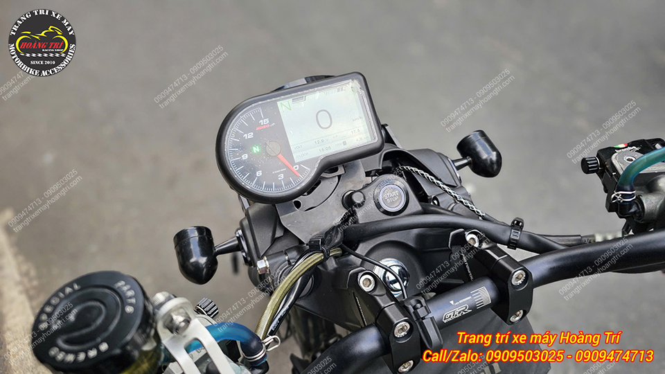 Dưới ánh nắng, các thông số vẫn hiển thị rõ ràng, không bị lóa