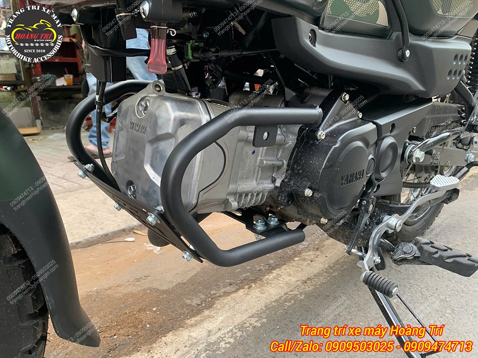 Khung bảo vệ lốc máy được lắp chắc chắn trên xe PG-1 2025 ABS