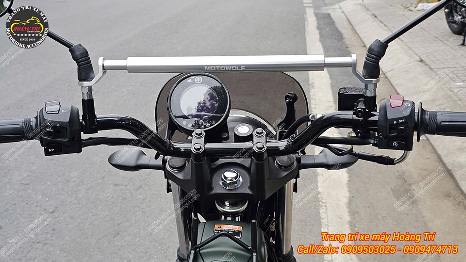Thanh ngang MotoWolf màu bạc được lắp ngay tại vị trí chân kính hậu của xe PG-1