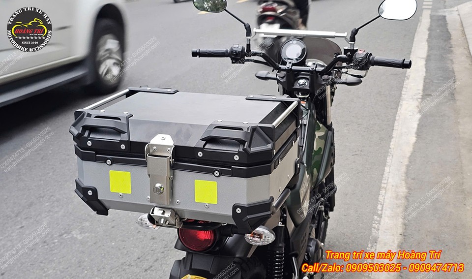Thùng nhôm FRX dung tích 25 lít nổi bật với hai tông đen - bạc ở phần đuôi xe