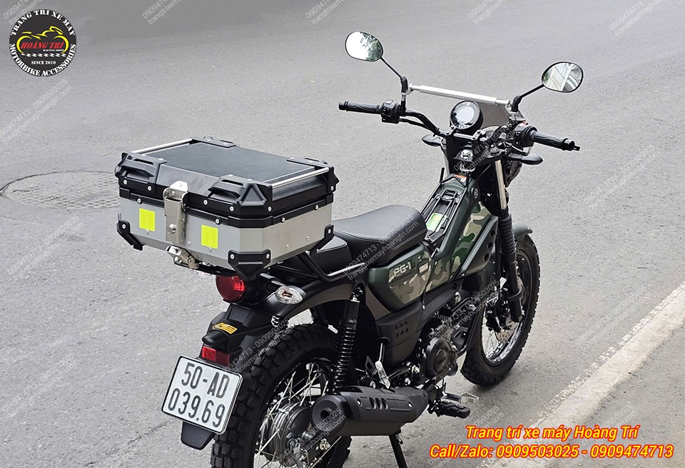 Bên trong thùng có thể chứa áo mưa, nón bảo hiểm và các vật dụng cá nhân